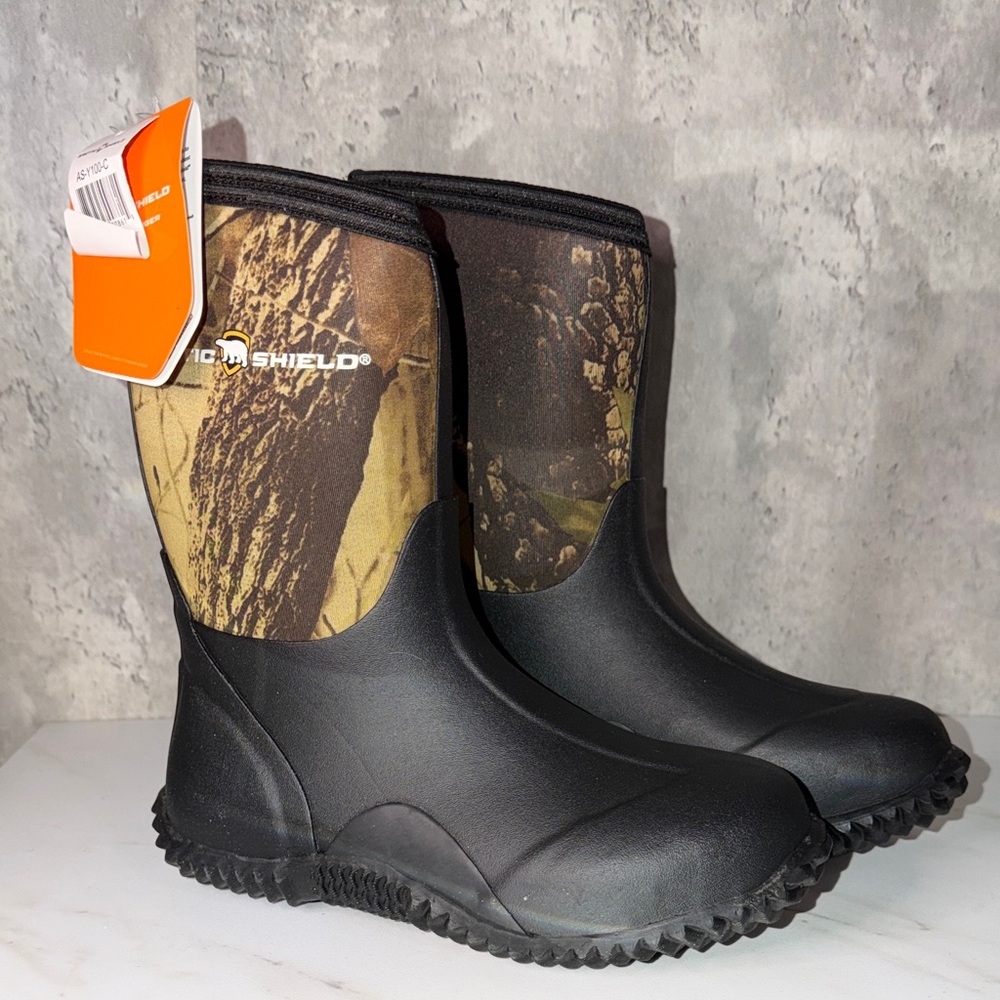 Artic shield Muck Shield Black and Brown Boots sz 4 youth